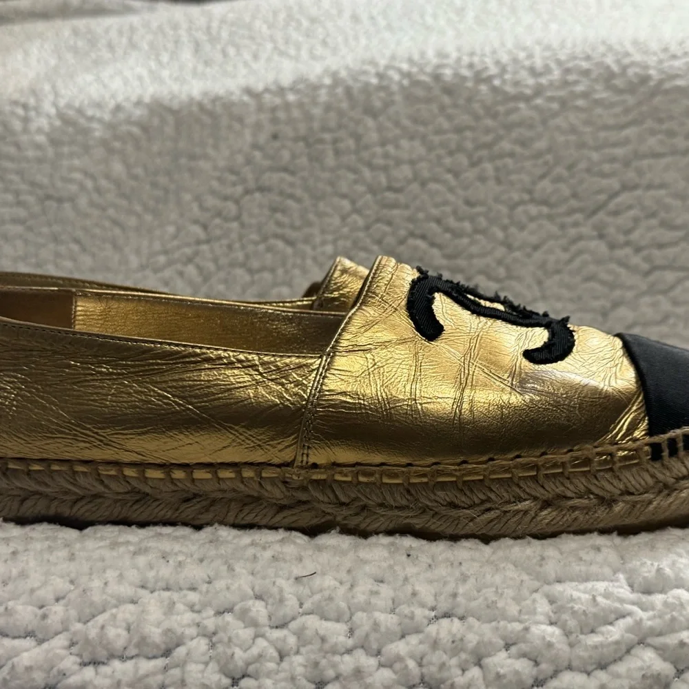 CHANEL Metallic Gold & Black Espadrilles – Size 38 - Picture 15 of 16